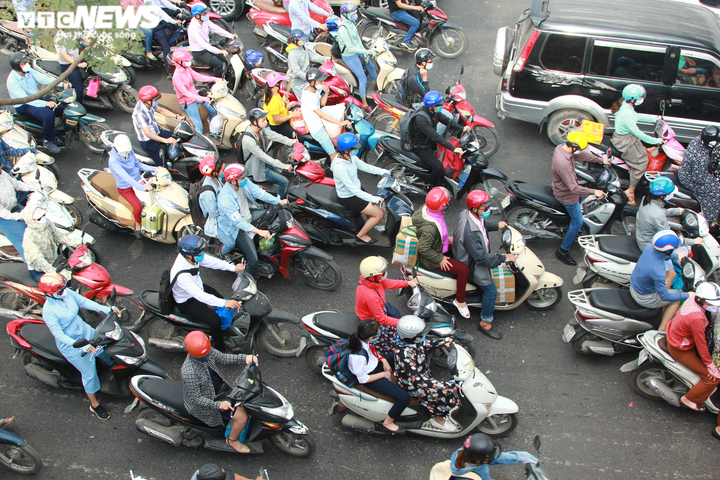 Dân vật vã dưới nắng hè gay gắt, nhích từng mét đổ về Thủ đô trong ngày đầu tuần - 4