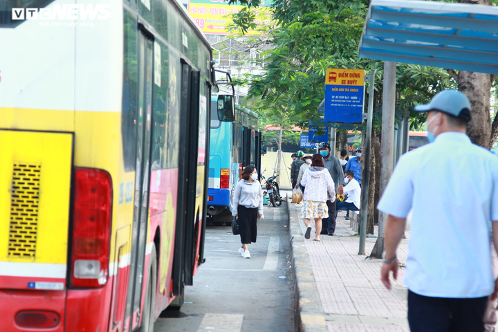 Dân vật vã dưới nắng hè gay gắt, nhích từng mét đổ về Thủ đô trong ngày đầu tuần - 12