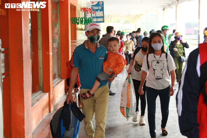 Dân vật vã dưới nắng hè gay gắt, nhích từng mét đổ về Thủ đô trong ngày đầu tuần - 10