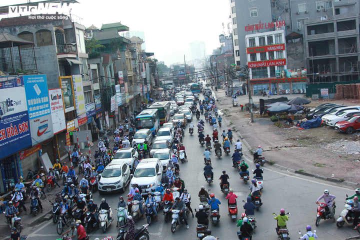 Dân vật vã dưới nắng hè gay gắt, nhích từng mét đổ về Thủ đô trong ngày đầu tuần - 9