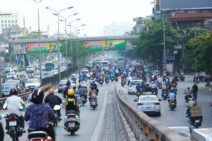 Dân vật vã dưới nắng hè gay gắt, nhích từng mét đổ về Thủ đô trong ngày đầu tuần - 8