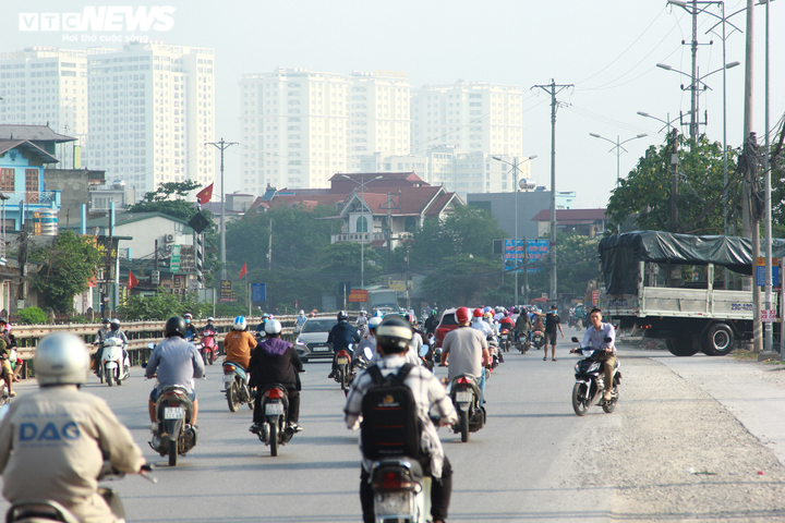Dân vật vã dưới nắng hè gay gắt, nhích từng mét đổ về Thủ đô trong ngày đầu tuần - 1