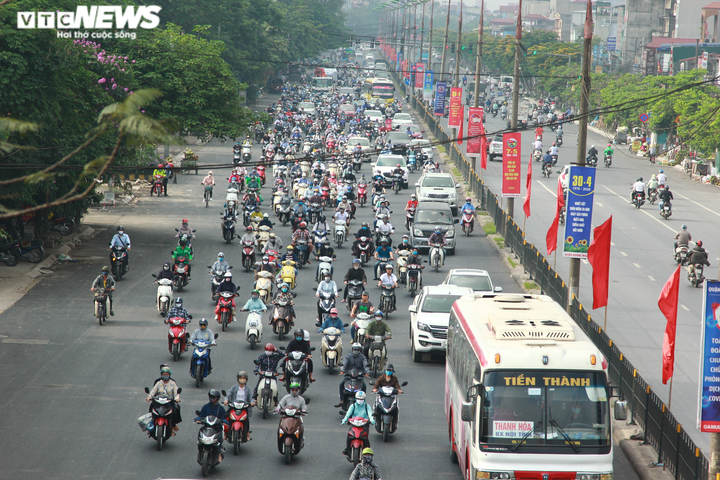 Dân vật vã dưới nắng hè gay gắt, nhích từng mét đổ về Thủ đô trong ngày đầu tuần - 2