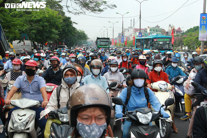 Dân vật vã dưới nắng hè gay gắt, nhích từng mét đổ về Thủ đô trong ngày đầu tuần - 3