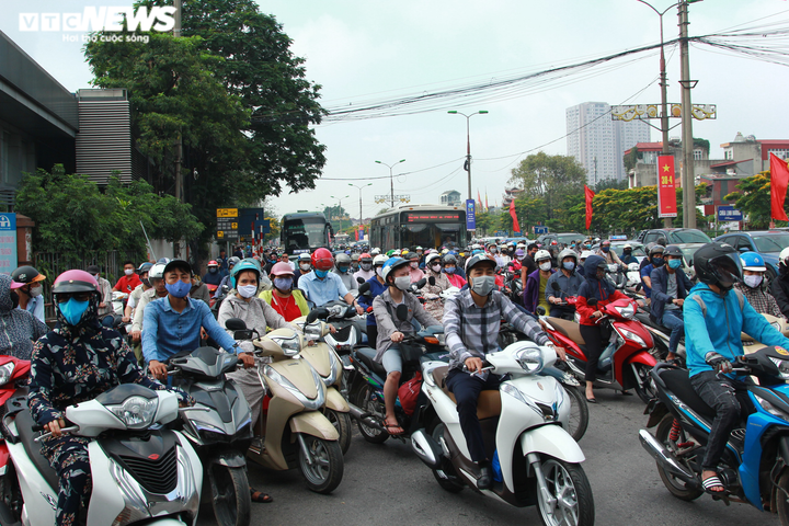 Dân vật vã dưới nắng hè gay gắt, nhích từng mét đổ về Thủ đô trong ngày đầu tuần - 5