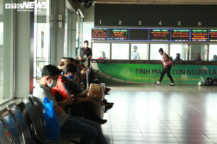 Dân vật vã dưới nắng hè gay gắt, nhích từng mét đổ về Thủ đô trong ngày đầu tuần - 13