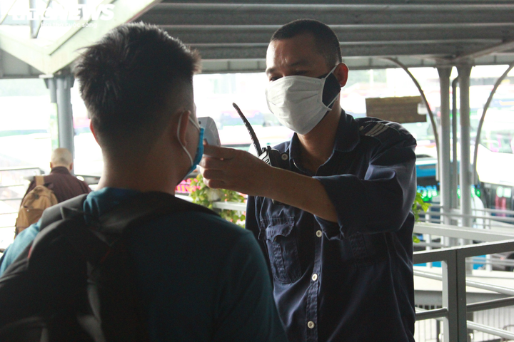 Dân vật vã dưới nắng hè gay gắt, nhích từng mét đổ về Thủ đô trong ngày đầu tuần - 14