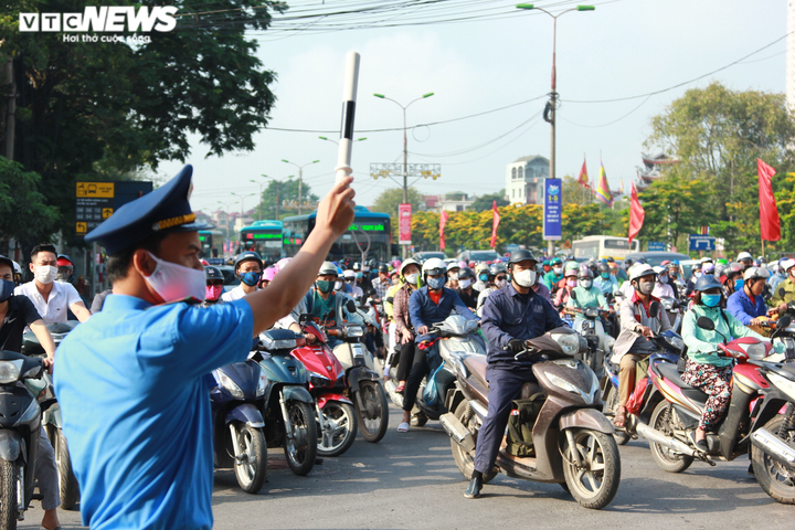 Dân vật vã dưới nắng hè gay gắt, nhích từng mét đổ về Thủ đô trong ngày đầu tuần - 6