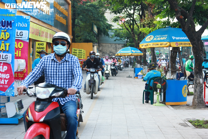 Dân vật vã dưới nắng hè gay gắt, nhích từng mét đổ về Thủ đô trong ngày đầu tuần - 7