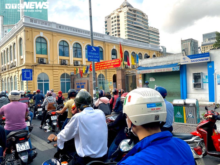 Người xe nườm nượp trên phố ở TP.HCM trong ngày đầu sau kỳ nghỉ lễ - 4