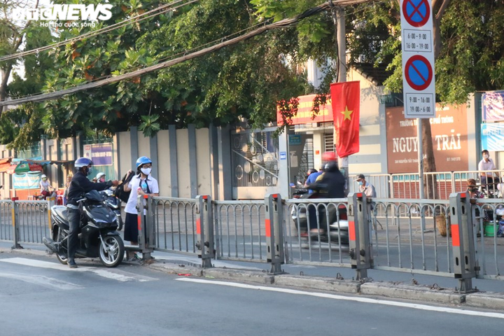 Người xe nườm nượp trên phố ở TP.HCM trong ngày đầu sau kỳ nghỉ lễ - 14