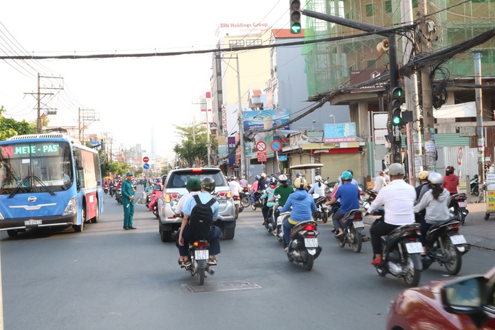 Người xe nườm nượp trên phố ở TP.HCM trong ngày đầu sau kỳ nghỉ lễ - 7