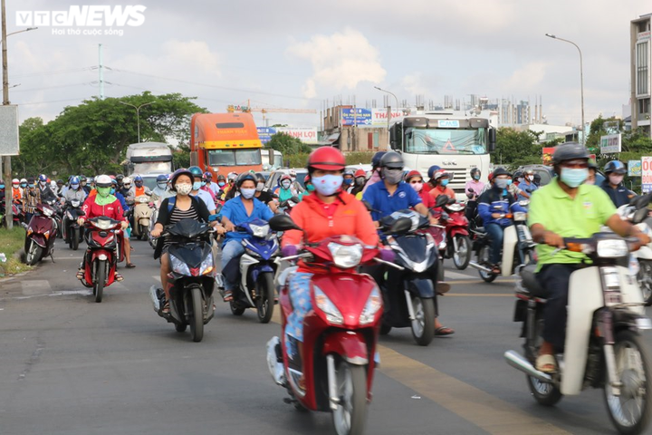 Người xe nườm nượp trên phố ở TP.HCM trong ngày đầu sau kỳ nghỉ lễ - 9