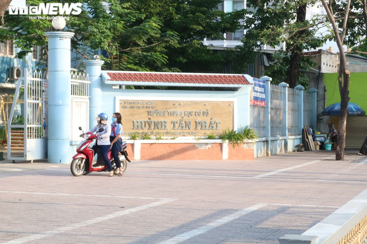 Người xe nườm nượp trên phố ở TP.HCM trong ngày đầu sau kỳ nghỉ lễ - 13