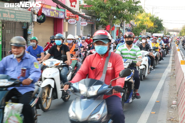 Người xe nườm nượp trên phố ở TP.HCM trong ngày đầu sau kỳ nghỉ lễ - 8