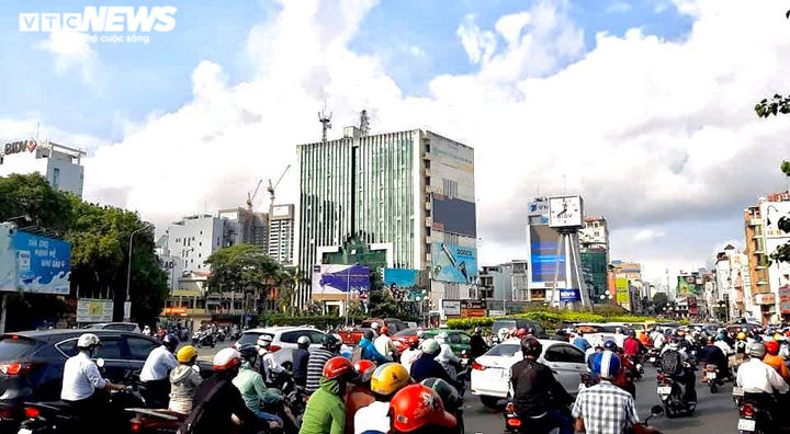 Người xe nườm nượp trên phố ở TP.HCM trong ngày đầu sau kỳ nghỉ lễ - 10