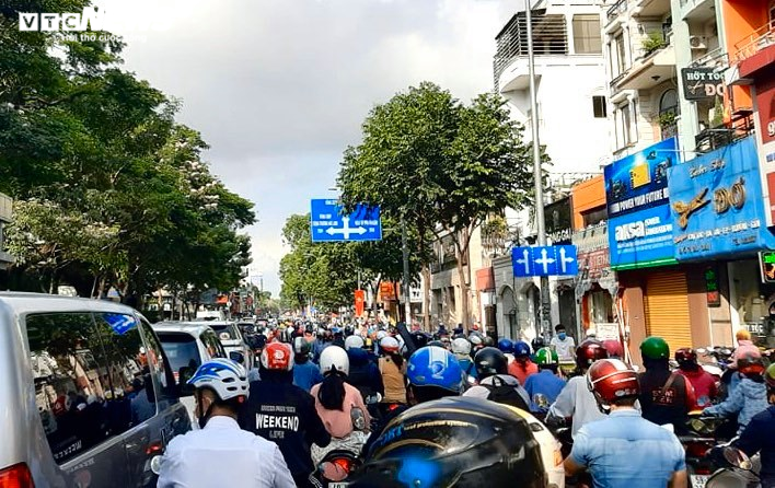 Người xe nườm nượp trên phố ở TP.HCM trong ngày đầu sau kỳ nghỉ lễ - 11