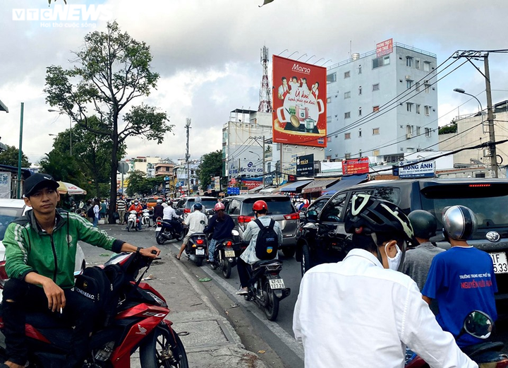 Người xe nườm nượp trên phố ở TP.HCM trong ngày đầu sau kỳ nghỉ lễ - 2