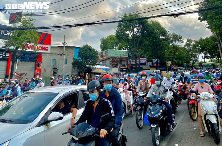 Người xe nườm nượp trên phố ở TP.HCM trong ngày đầu sau kỳ nghỉ lễ - 1