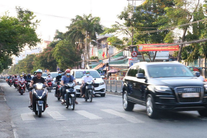 Người xe nườm nượp trên phố ở TP.HCM trong ngày đầu sau kỳ nghỉ lễ - 6