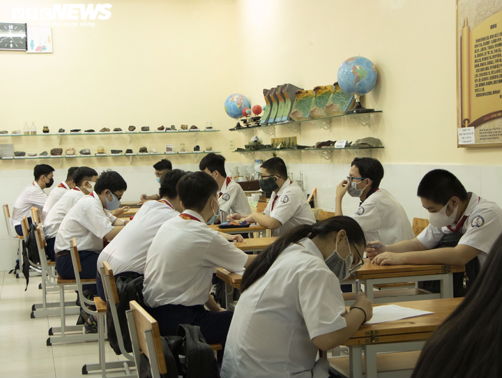 Học sinh TP.HCM hào hứng trở lại trường, giãn cách 1,5m - 9