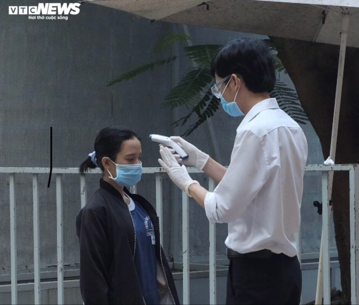 Học sinh TP.HCM hào hứng trở lại trường, giãn cách 1,5m - 1