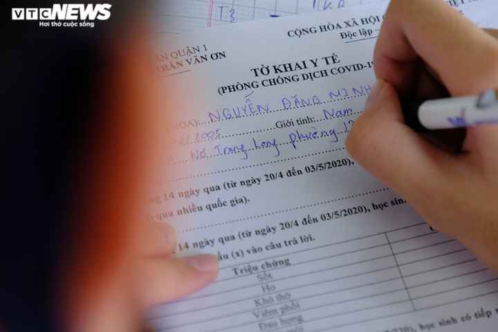 Học sinh TP.HCM hào hứng trở lại trường, giãn cách 1,5m - 6