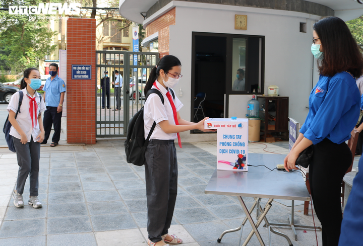 Ngày đầu đi học lại, học sinh hồi hộp không ngủ, tới trường từ sáng sớm - 11