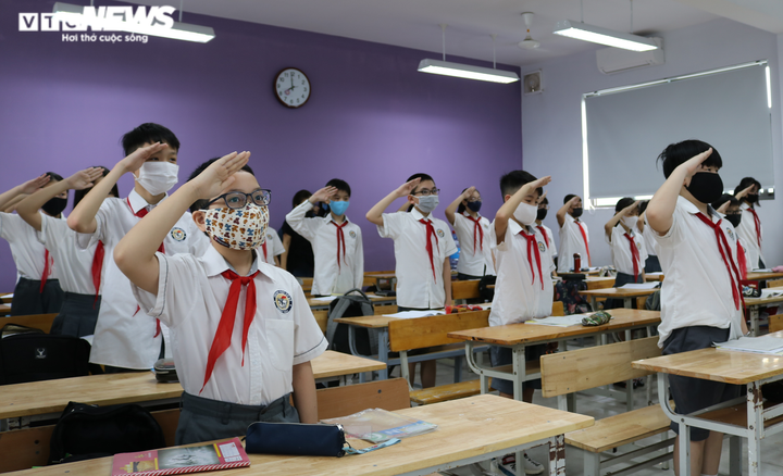 Ngày đầu đi học lại, học sinh hồi hộp không ngủ, tới trường từ sáng sớm - 9