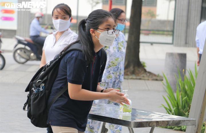 Học sinh Hà Nội đeo khẩu trang, trang bị kính chắn giọt bắn ngày đầu đi học lại - 6