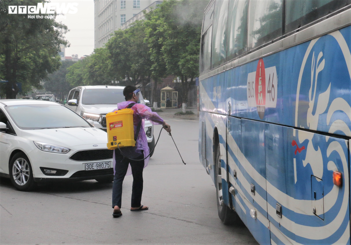 Học sinh Hà Nội đeo khẩu trang, trang bị kính chắn giọt bắn ngày đầu đi học lại - 3
