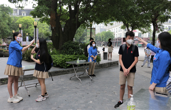 Học sinh Hà Nội đeo khẩu trang, trang bị kính chắn giọt bắn ngày đầu đi học lại - 7