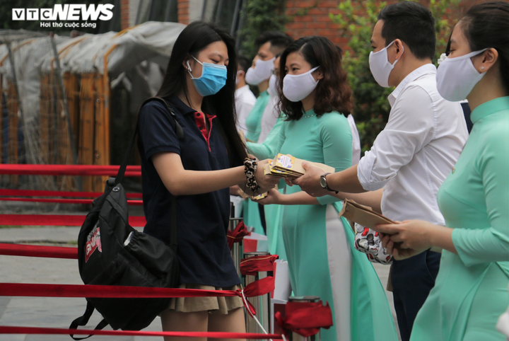 Học sinh Hà Nội đeo khẩu trang, trang bị kính chắn giọt bắn ngày đầu đi học lại - 8