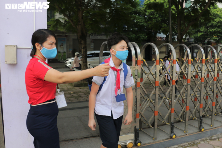 Học sinh Hà Nội đeo khẩu trang, trang bị kính chắn giọt bắn ngày đầu đi học lại - 9