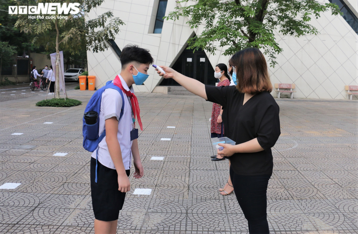 Học sinh Hà Nội đeo khẩu trang, trang bị kính chắn giọt bắn ngày đầu đi học lại - 12