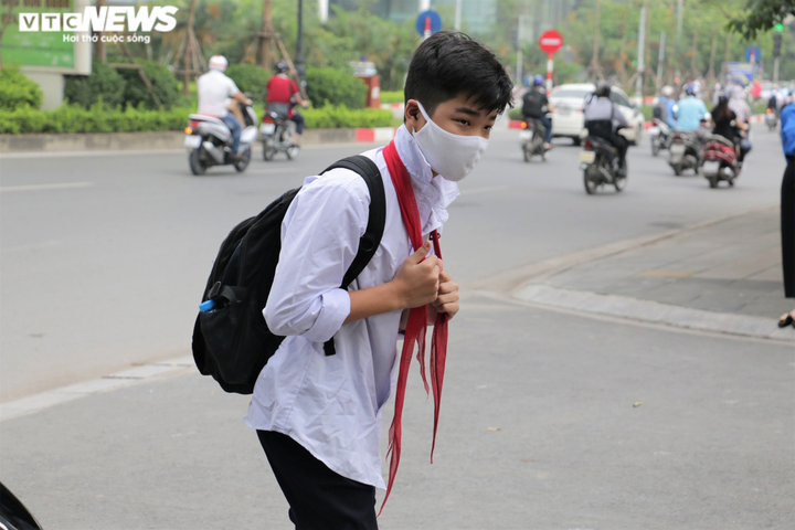 Học sinh Hà Nội đeo khẩu trang, trang bị kính chắn giọt bắn ngày đầu đi học lại - 10
