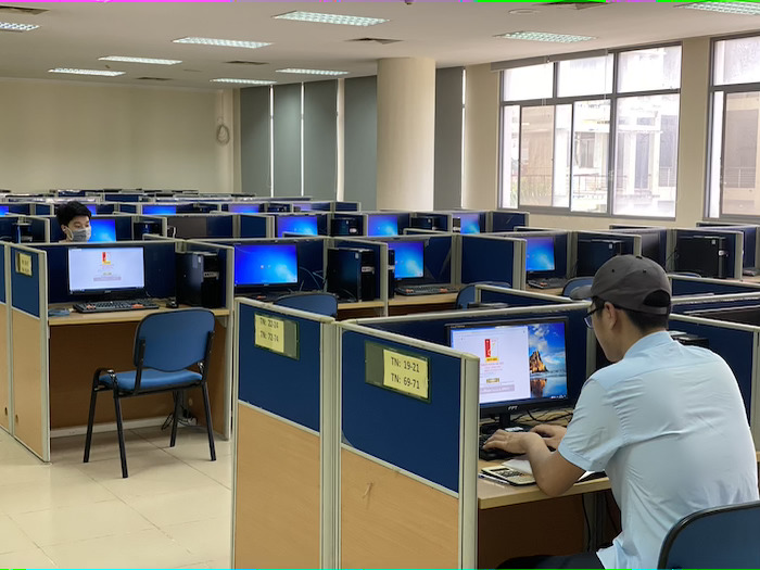 Sinh viên trở lại trường: Nơi ngồi cách 1,5m, chia ô chỗ ngồi, nơi ùn ùn vào lớp - 3