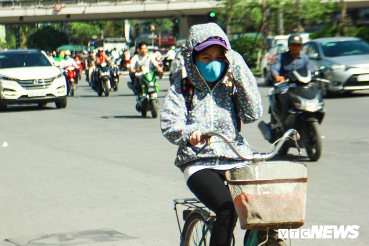 Nắng nóng gia tăng từng ngày, nhiệt độ Hà Nội lên tới trên 40 độ C - 1