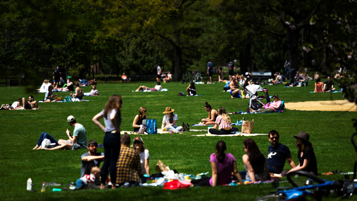 COVID-19: Dân Mỹ đổ xô đi biển, tắm nắng trong công viên - 1