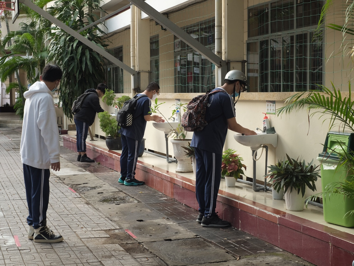 Học sinh TP.HCM hào hứng trở lại trường, giãn cách 1,5m - 2