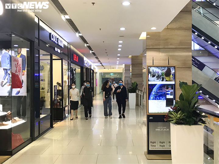 Trung tâm thương mại Hà Nội vẫn vắng vẻ, nhiều người 'quên' đeo khẩu trang - 4