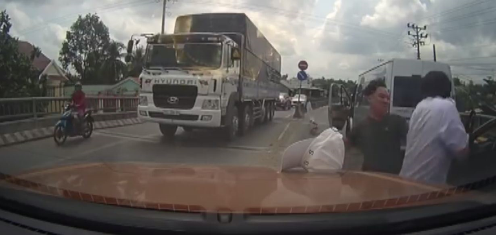 Điều tra tài xế xe khách hung hãn chém liên tiếp lái xe taxi trên Quốc lộ 1 - 1