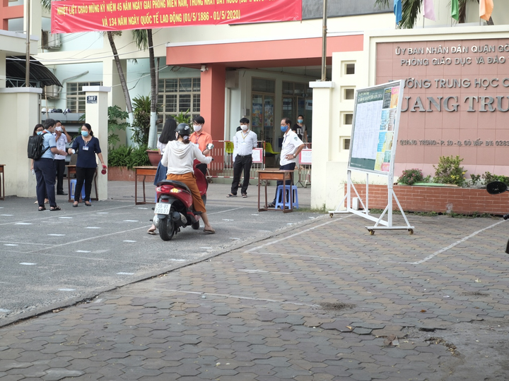 Học sinh TP.HCM hào hứng trở lại trường, giãn cách 1,5m - 3