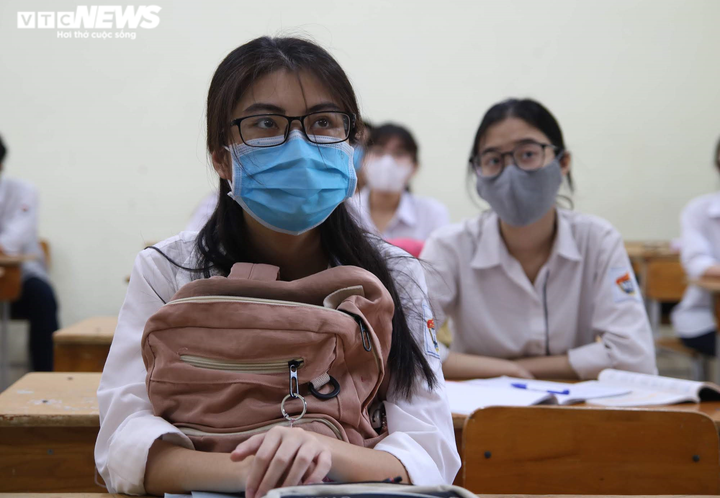 Ngày đầu đi học lại, học sinh hồi hộp không ngủ, tới trường từ sáng sớm - 5