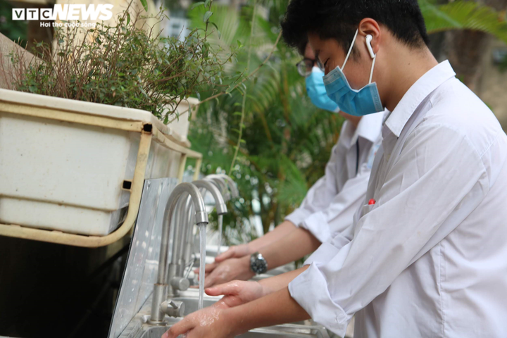 Ngày đầu đi học lại, học sinh hồi hộp không ngủ, tới trường từ sáng sớm - 8