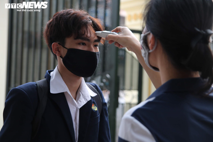 Ngày đầu đi học lại, học sinh hồi hộp không ngủ, tới trường từ sáng sớm - 3