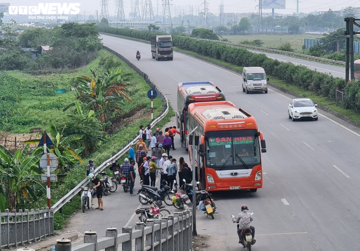 Rùng mình hàng chục tài xế xe ôm chặn đầu, đu bám cửa xe bắt khách giữa quốc lộ - 1