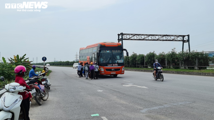 Rùng mình hàng chục tài xế xe ôm chặn đầu, đu bám cửa xe bắt khách giữa quốc lộ - 10