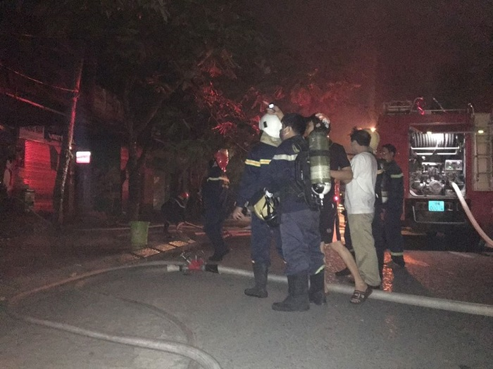 Tiệm bánh lớn nhất Hà Tĩnh bốc cháy ngùn ngụt lúc nửa đêm - 2