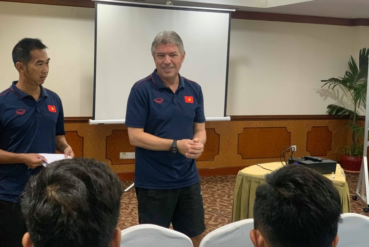 Giám đốc kỹ thuật Jurgen Gede tái xuất ở V-League, đội nào đủ sức chiêu mộ? - 1